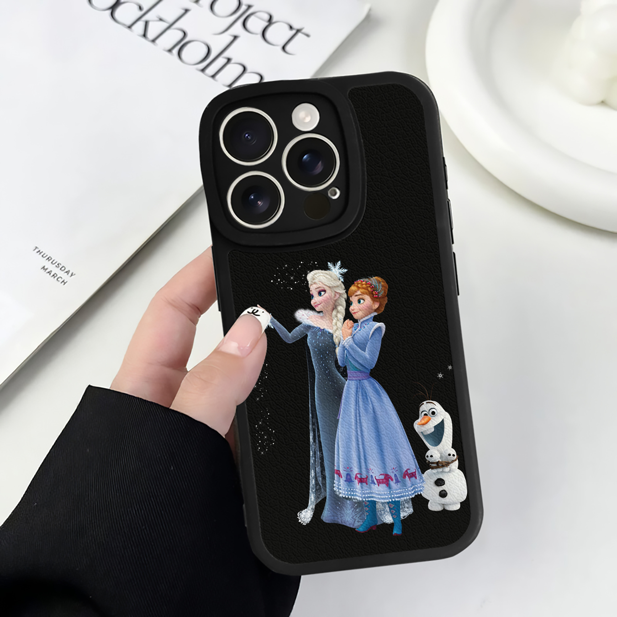 （画像用） アナと雪の女王 アンナ エルサ Frozen Anna Elsa 【iPhone 16シリーズ対応】シリコンスマホケース（レザー調） 材質：シリコン